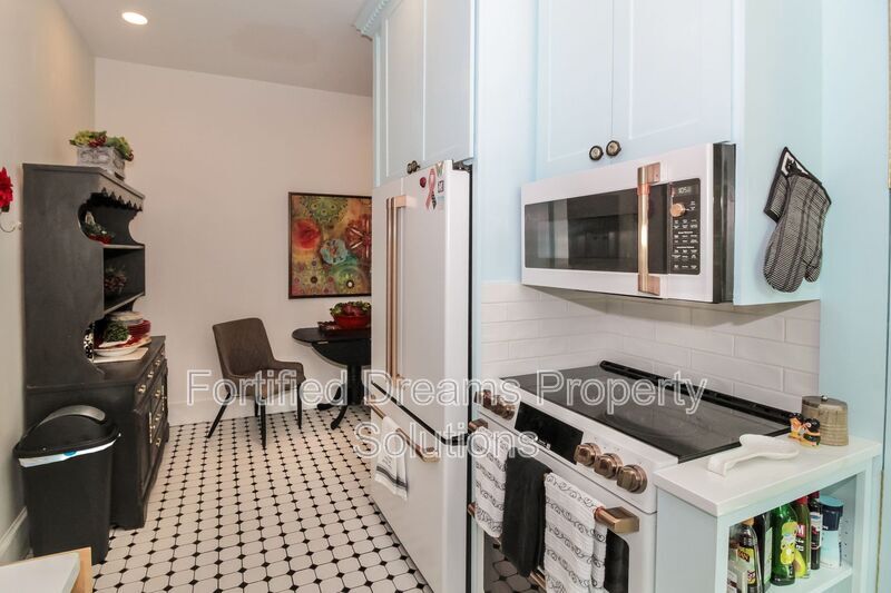 Building Photo - 205 S 5th Ave