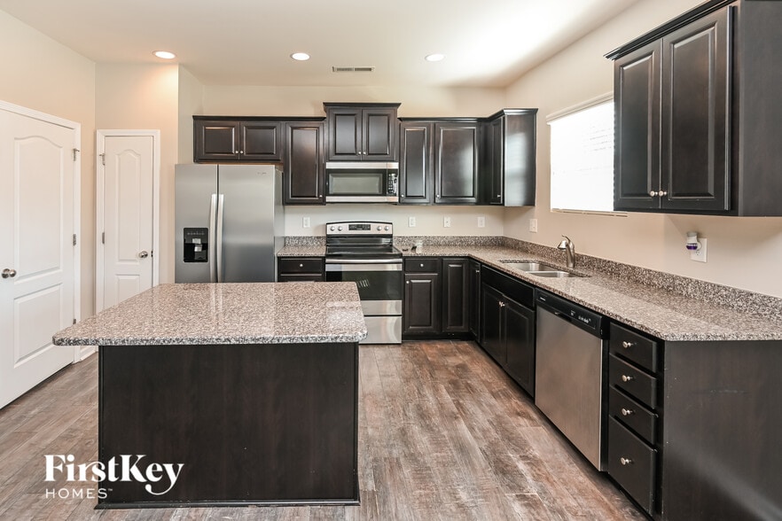 Building Photo - 8929 Lilac Tree Ave