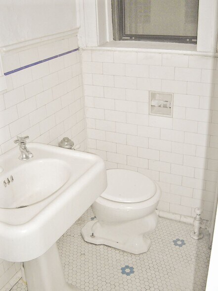 Building Photo - 435 W Surf St