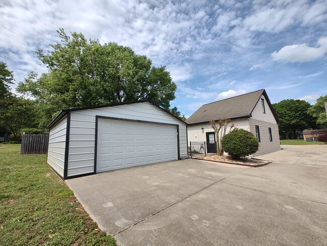 Building Photo - 8478 Rocky River Rd