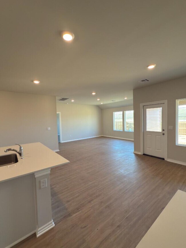 Building Photo - 2924 Firefly Dr