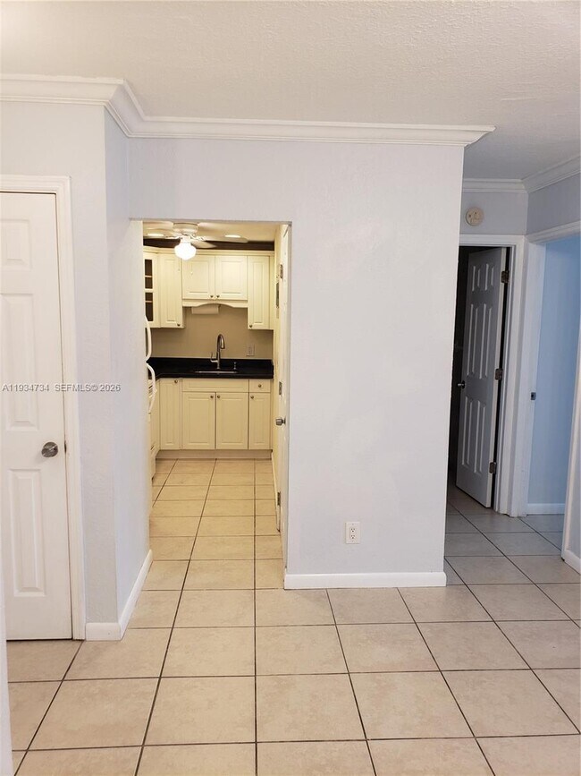 Building Photo - 200 S Birch Rd