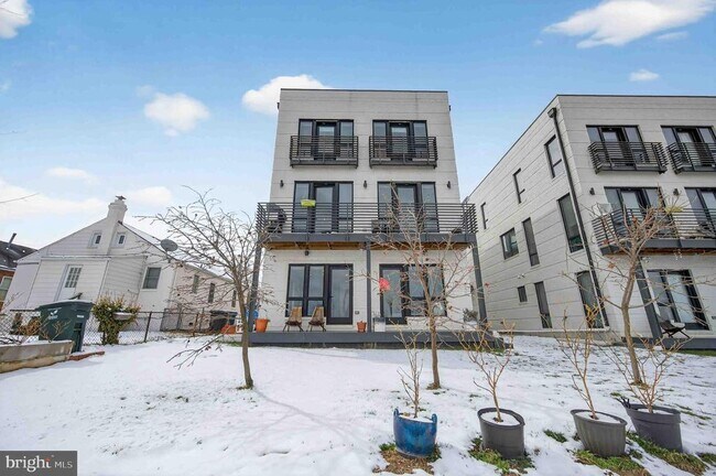 Building Photo - 911 S Oak St