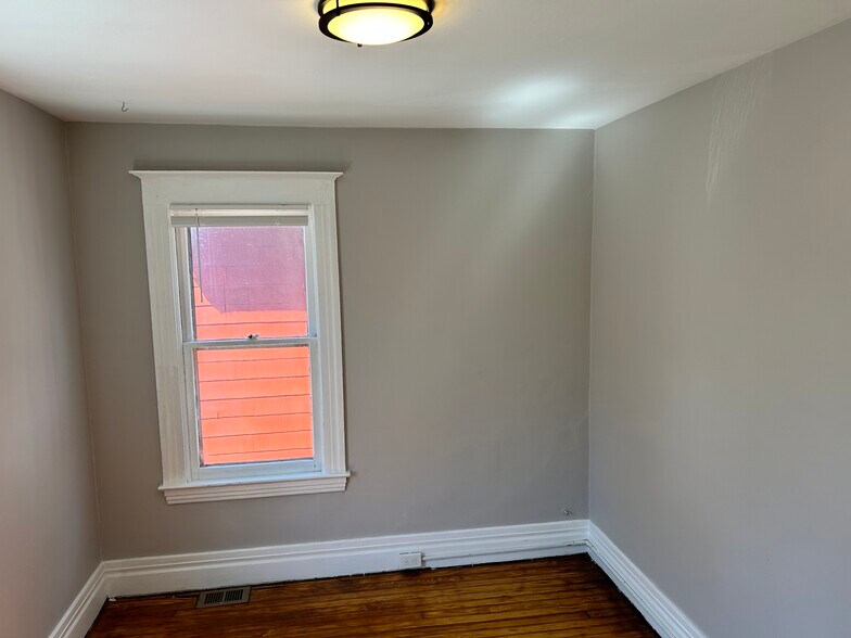 Building Photo - 16 Goebel Place