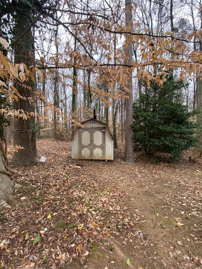 Building Photo - Great, 3-bed / 2 full bath location off th...