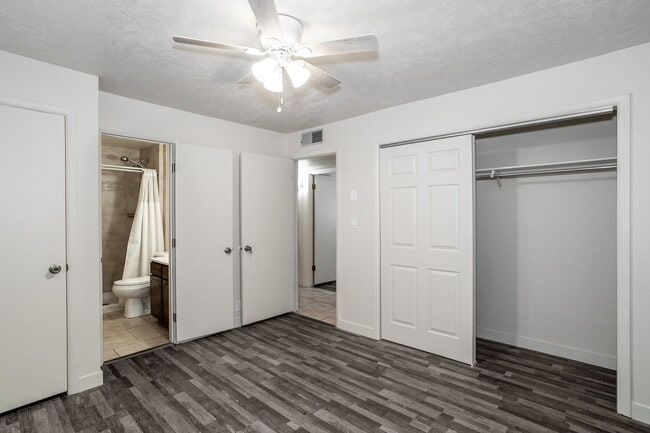 Building Photo - Private room with private bathroom right a...