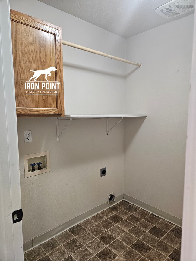 Building Photo - Candlestick Park Sub-3bed/2bath w/2 car ga...