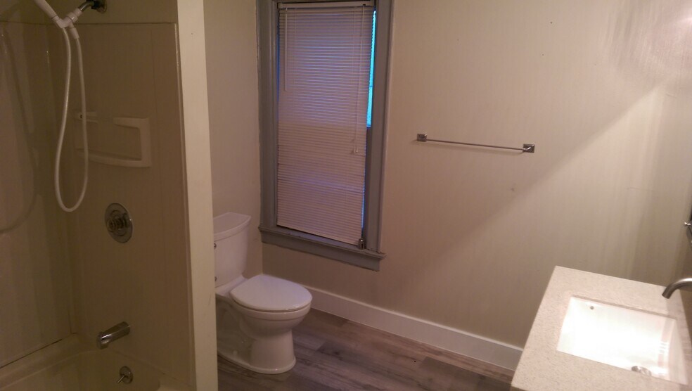 Building Photo - 3267 N Bartlett Ave