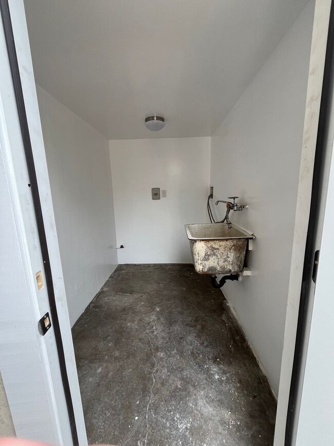 Building Photo - 3 Bedroom 1.5 Bath Back house