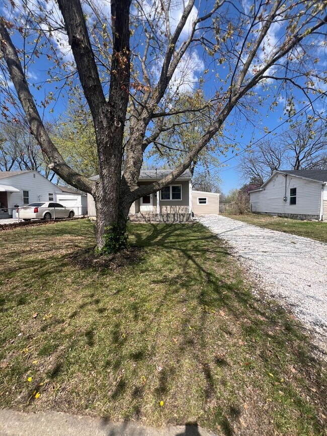 Building Photo - 3 bedroom/1 bathroom house