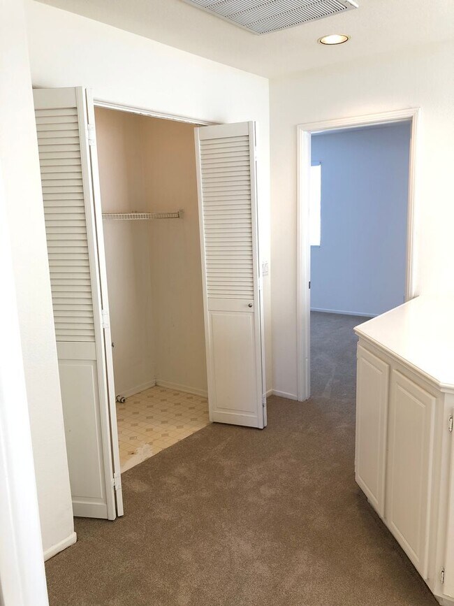 Building Photo - CHARMING 3 BR/2.5 BATH  " TWELVE PICKET LA...