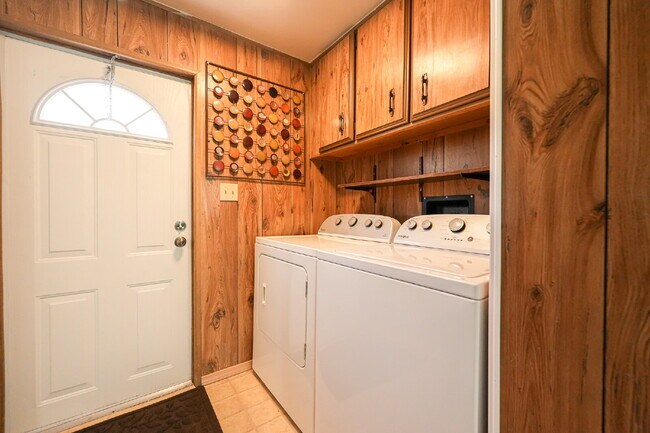 Building Photo - Stylish & Spacious 2-Bedroom Mobile Home