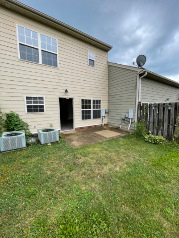 Building Photo - 205 Birdie Ct