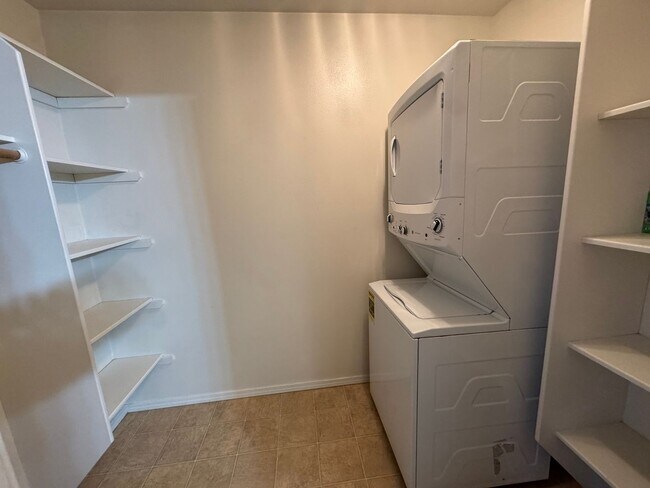 Building Photo - 100 Burton St