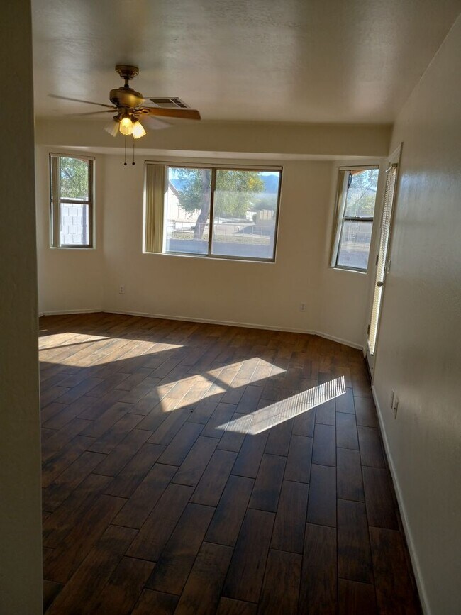 Building Photo - Phoenix Split Floor Plan 4 Bedroom + den