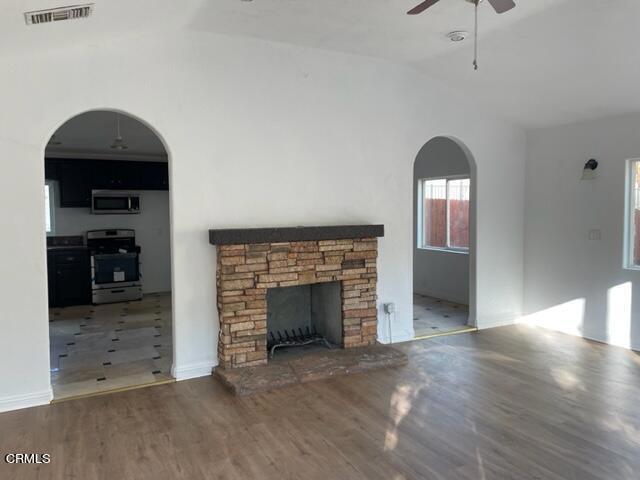 Building Photo - 10291 Sunland Blvd