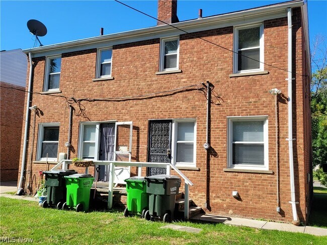 Building Photo - 255 E 250th St