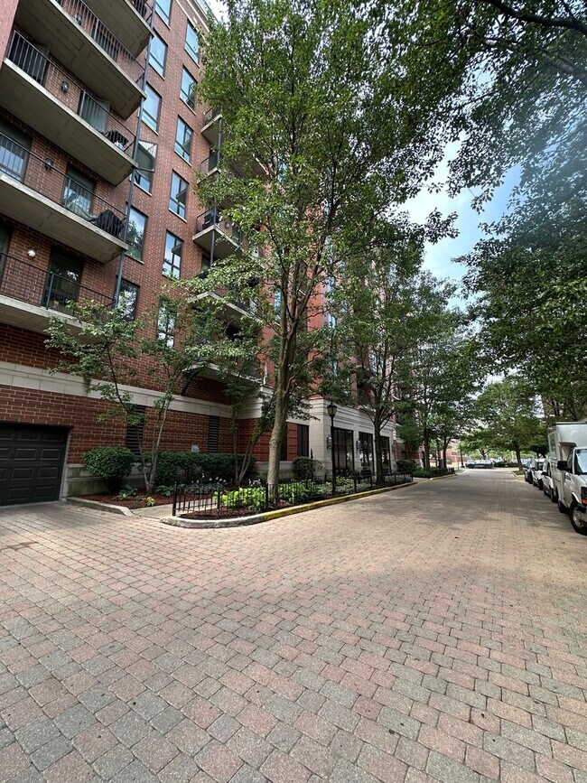 Building Photo - 343 W Old Town Ct
