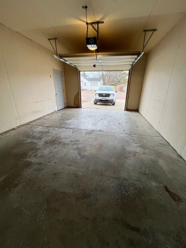 Building Photo - 2 Bedroom Twinhome For Rent in Lennox, SD!!