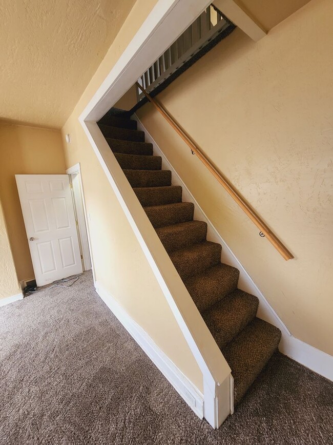 Building Photo - 2 Bed 1 Bath Townhouse for Rent in Lawrenc...