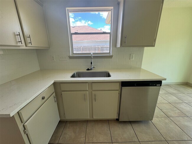 Building Photo - 6810 Creek Village Dr