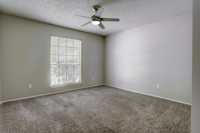 Building Photo - 911 Isernia Dr