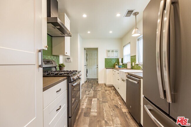 Building Photo - 5732 Vesper Ave