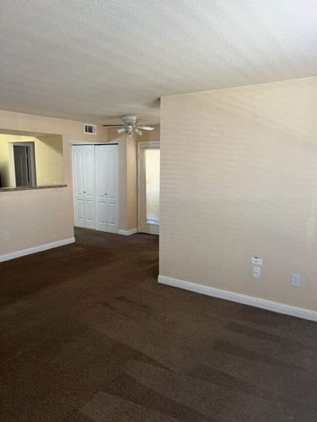 Building Photo - SW- 2 Bedroom Condo!