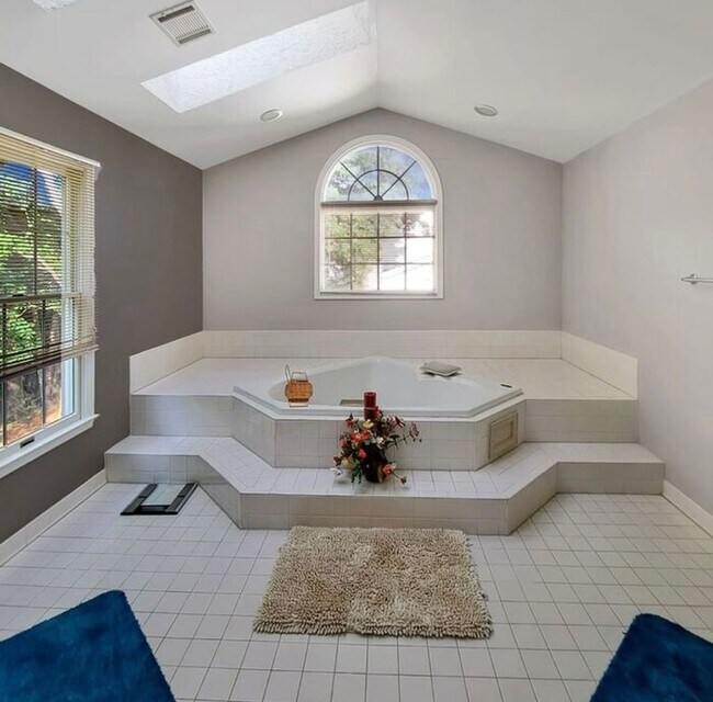 Building Photo - Amazing 5 BR/3.5 BA Single-Family Home in ...