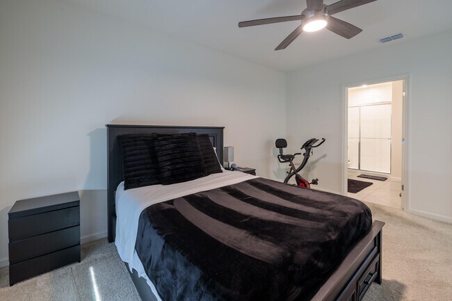 Building Photo - 2402 SE Gillette Ave