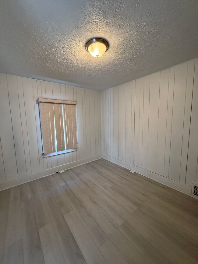 Building Photo - SECTION 8 AND EDEN ACCEPTED! Charming 2-Bedroom Home in the Heart of Akron!!