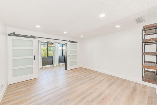 Building Photo - 215 Valencia Blvd