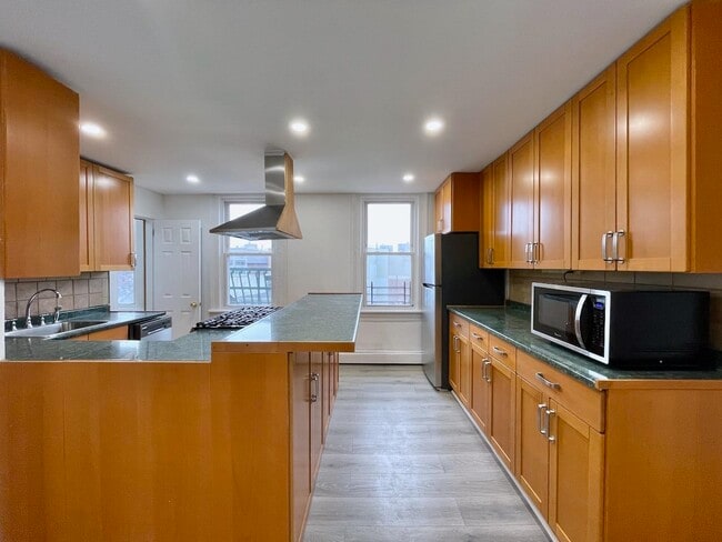 Building Photo - 389 Monmouth St