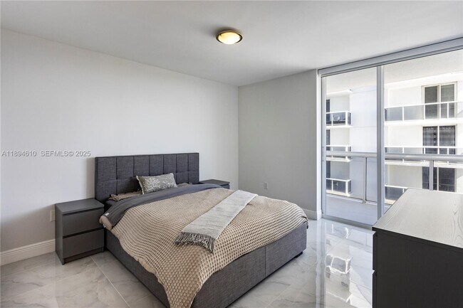 Building Photo - 1800 Sunset Harbour Dr