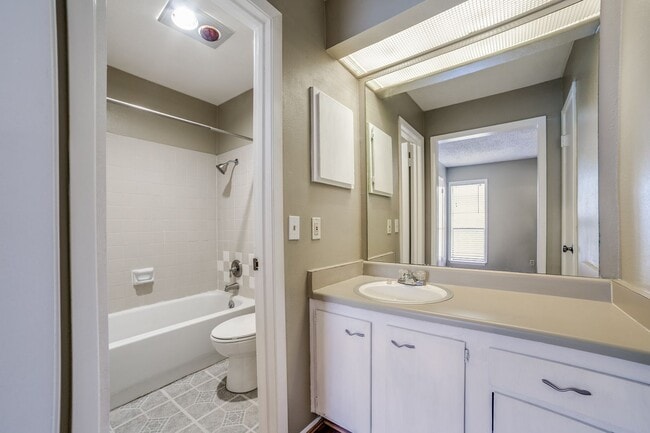 Building Photo - 2 Bedroom/2 Bath Woodmont Townhomes