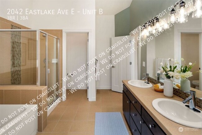 Building Photo - Large Eastlake Townhouse - 3bed 2.5 bath