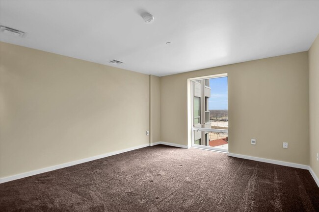 Building Photo - 3,400 SQFT CONDO IN DOWNTOWN CHAMPAIGN W/ ...