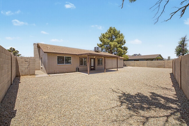 Building Photo - 3223 E Emerald Cir
