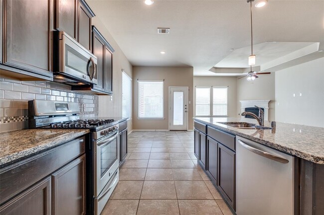 Building Photo - 2025 Lake Vista Dr