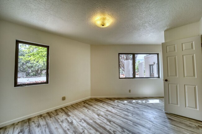 Building Photo - Beauty on Bowstring Drive