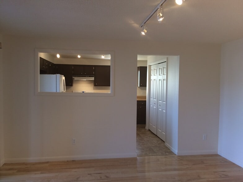 Building Photo - 1202 Avenida del Sol