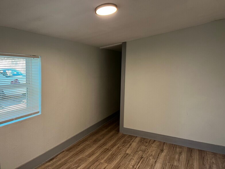 Building Photo - 1914 W Wildwood Dr