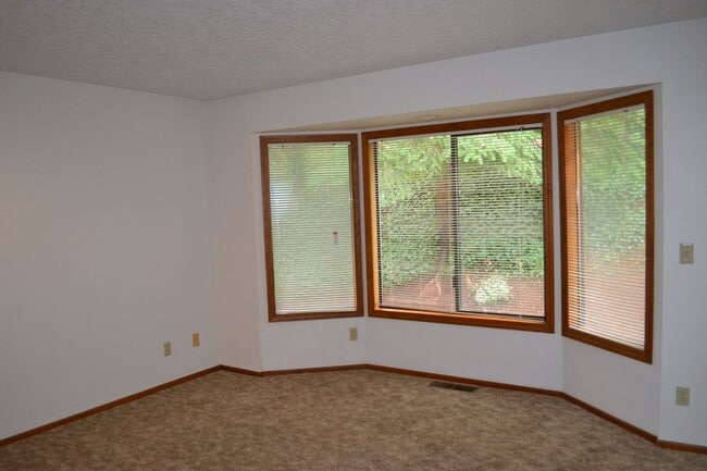 Building Photo - BEAUTIFUL 3 BEDROOM 3 BATH HOUSE LOCATED IN SOUTH SALEM