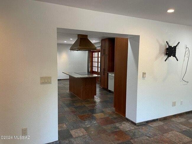 Building Photo - 5830 E Cll Del Ciervo