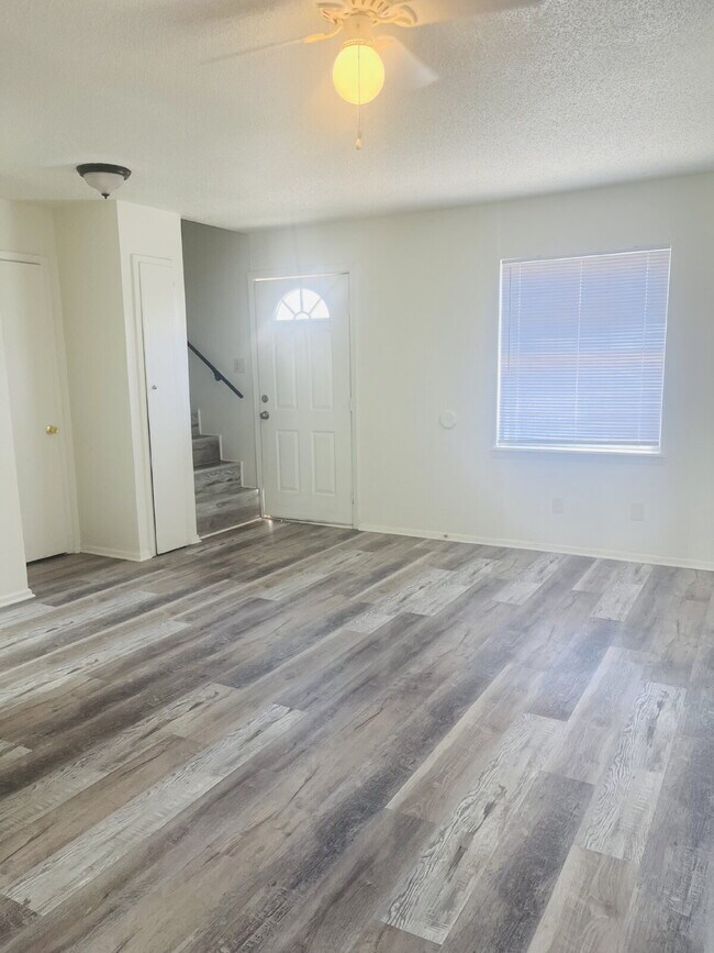 Building Photo - 2 Bedroom Townhome