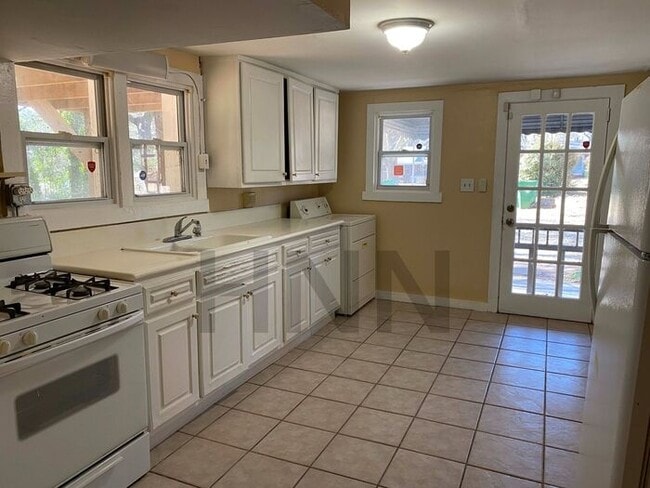 Building Photo - Spacious 2 Bedroom Terrace Level Apartment