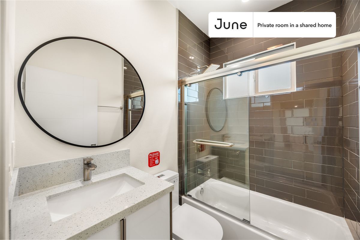 Building Photo - Private bedroom in 4 bed/4 bath Home