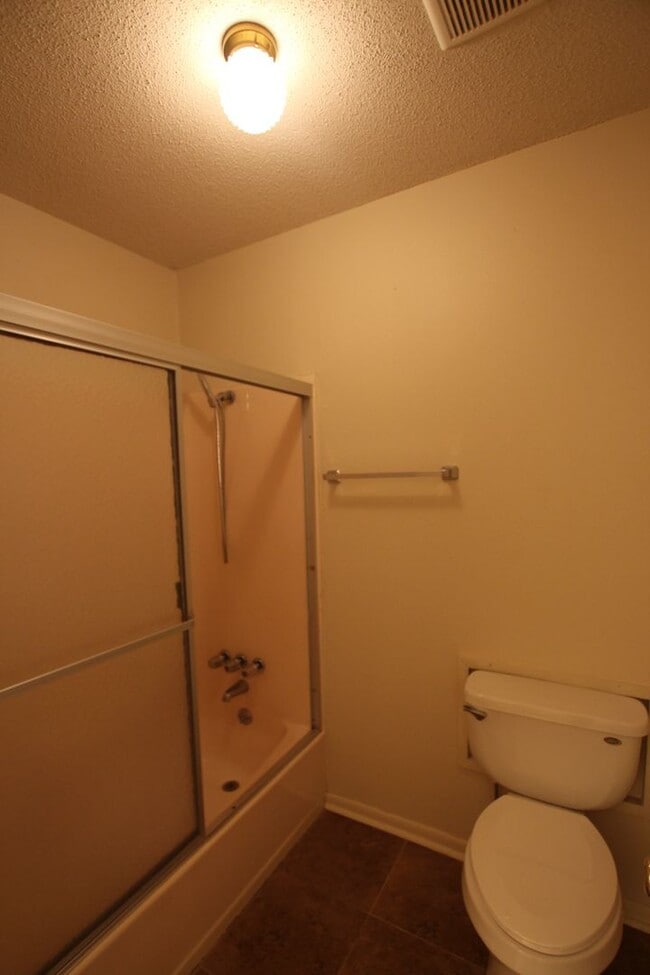 Building Photo - Beautiful 3 bedroom 2 bath home in the hea...