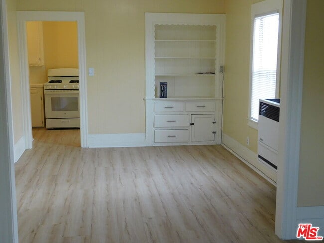 Building Photo - 616 W 58th St