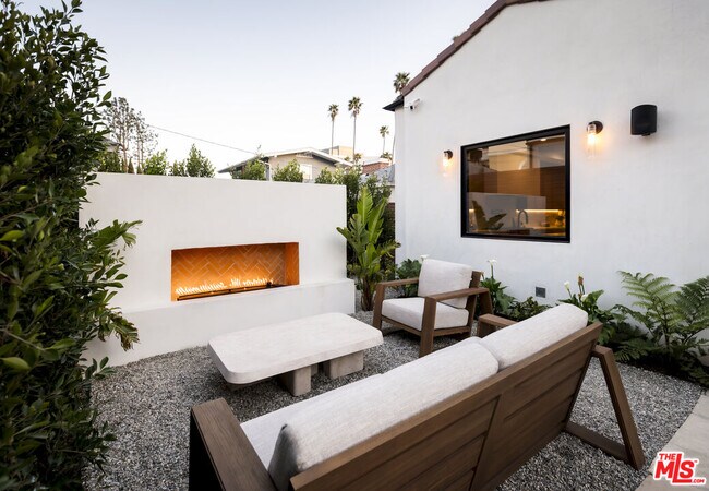 Building Photo - 1008 S Bundy Dr